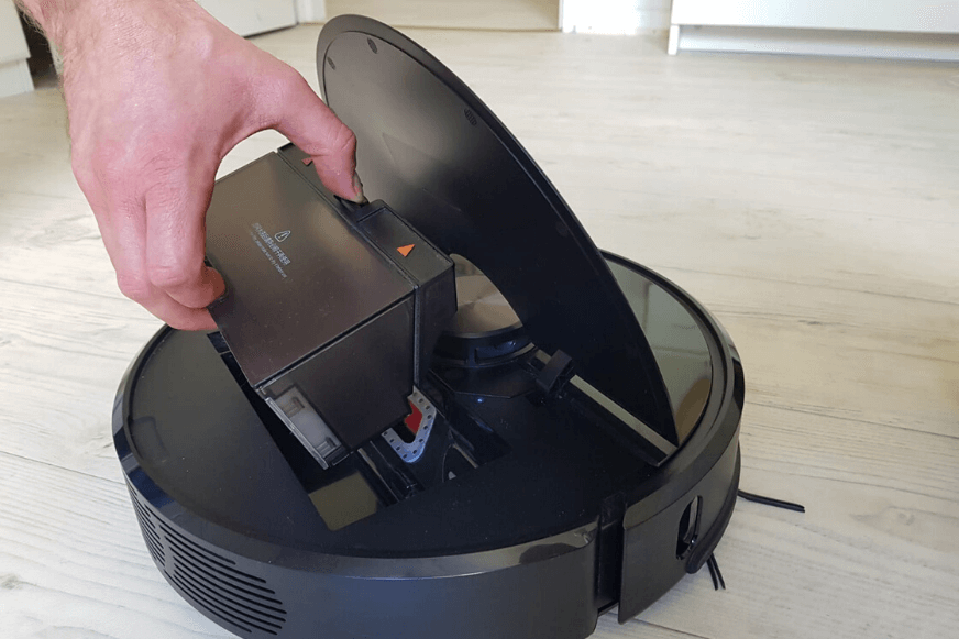 Mobile Staubbehälter des Roborock S6 wird herausgeholt